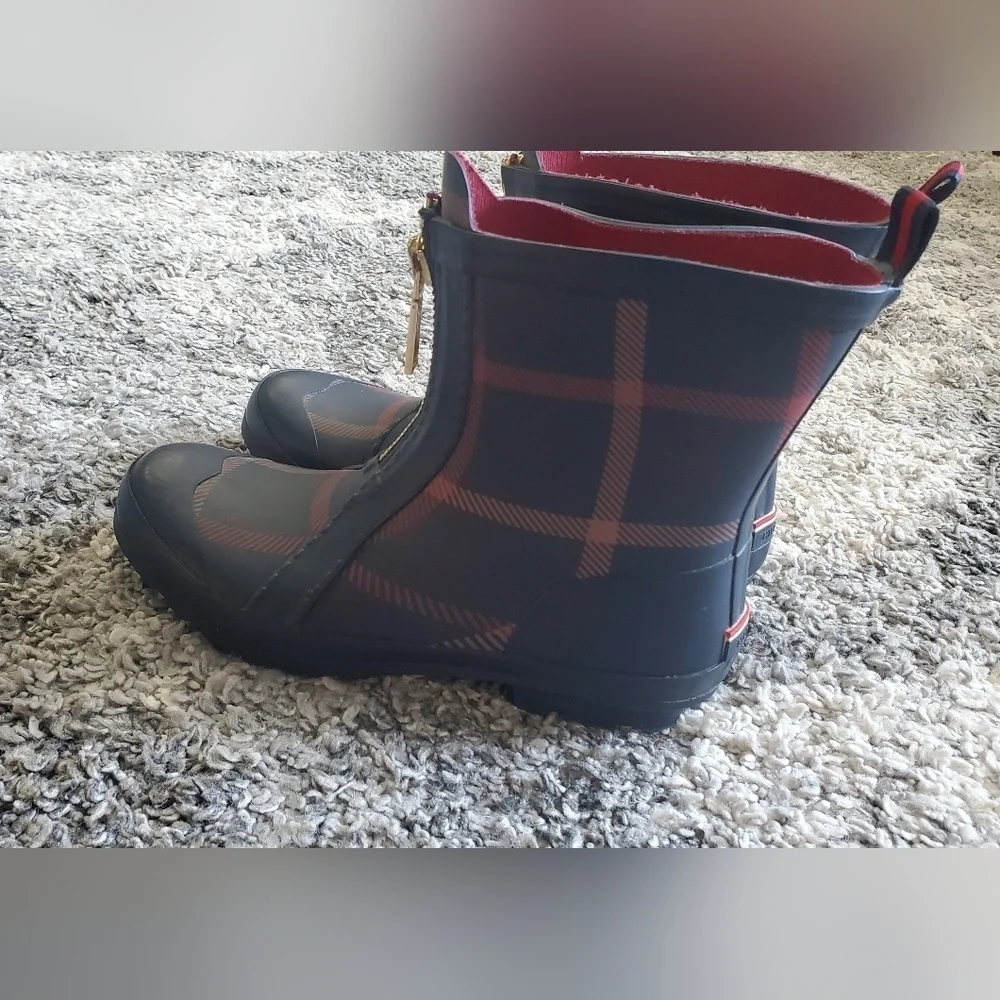Tommy Hilfiger TWRYANN2 Rain Boots Green Blue Plaid Front Zip‎ Womens Size 9